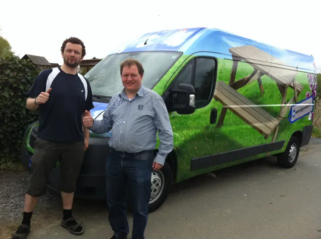 Peter en Mark in 2013 bij een bestelwagen met een picknicktafel op de zijkant